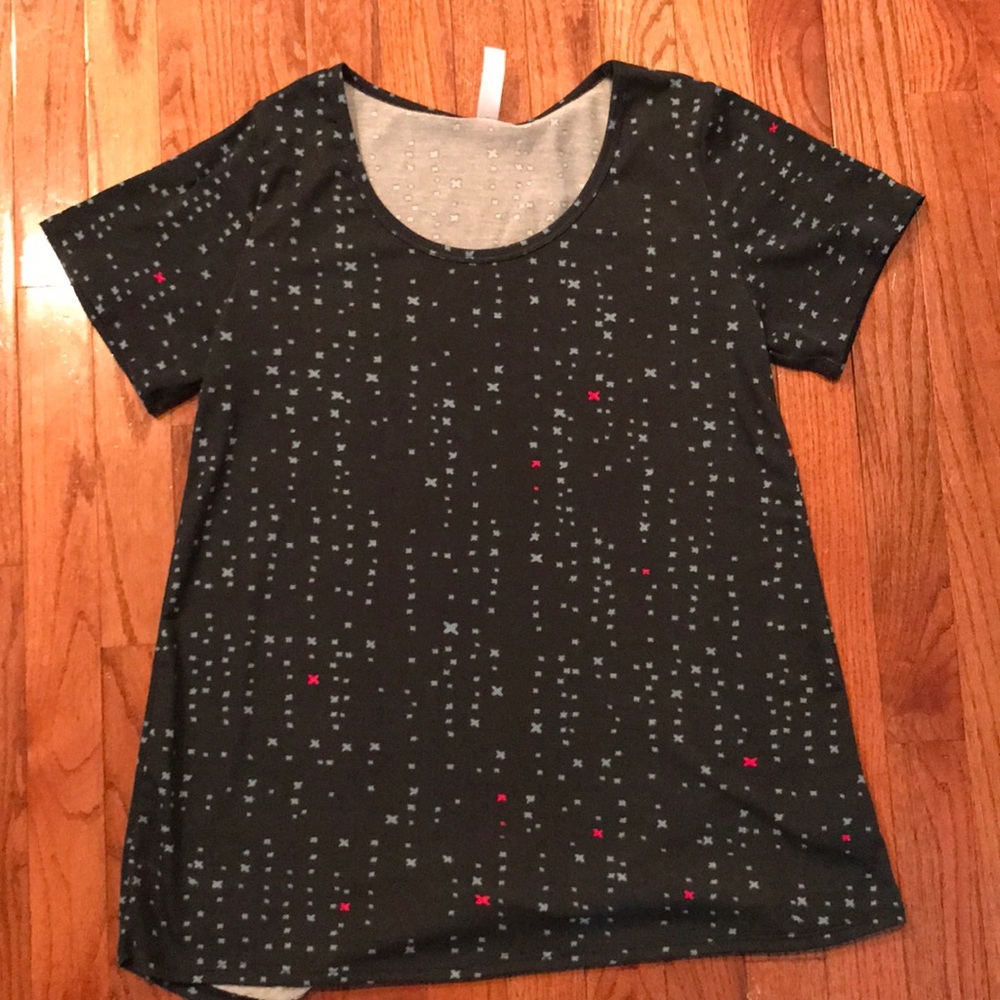 LulaRoe Medium Classic T